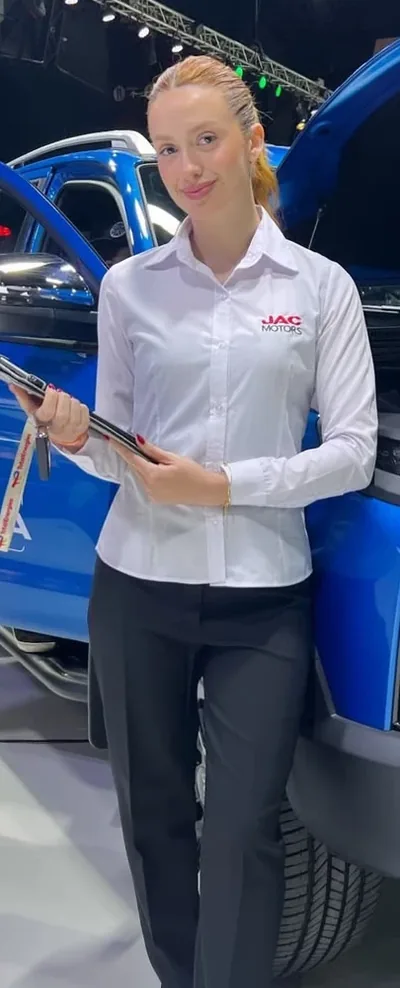 SOMOS brand ambassador at the JAC Motors booth at Costa Salguero, Buenos Aires