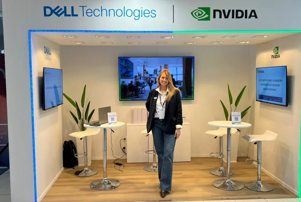 SOMOS hostess at a technology booth in Córdoba