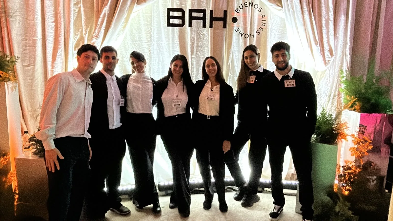 Equipo de sala de SOMOS en un evento de BAH