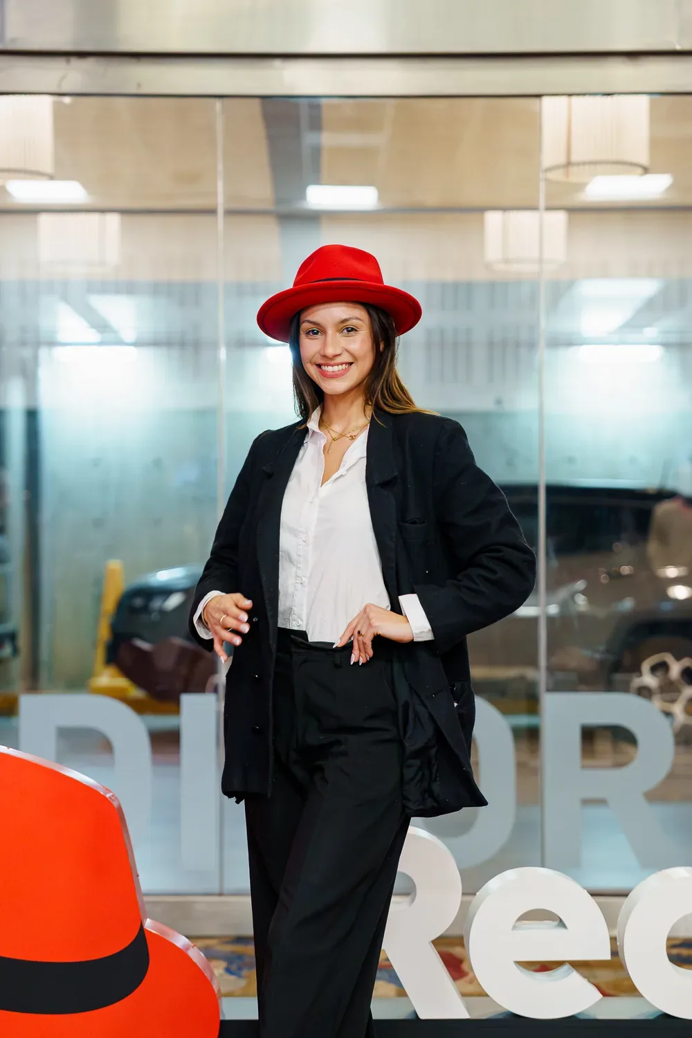 Anfitriona de SOMOS con vestuario de marca para Red Hat