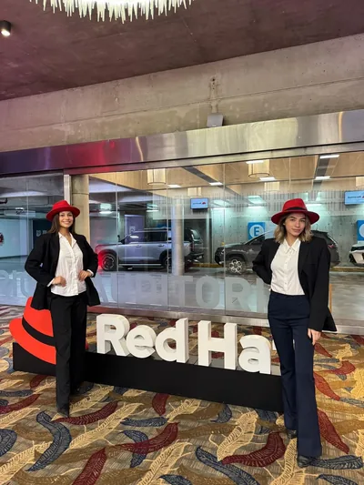 Anfitrionas de SOMOS en el evento de Red Hat